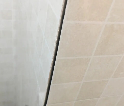麻城瓷砖空鼓维修公司分享阳台瓷砖脱落的修复过程可以分为以下几个步骤