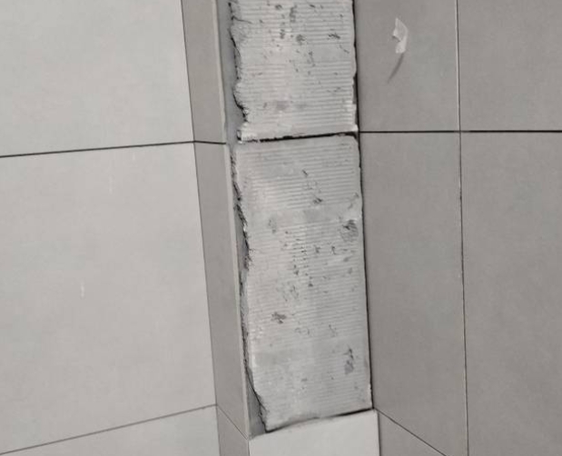 麻城瓷砖空鼓维修公司分享下瓷砖施工前基层浇水润湿程度不足，可能导致以下问题