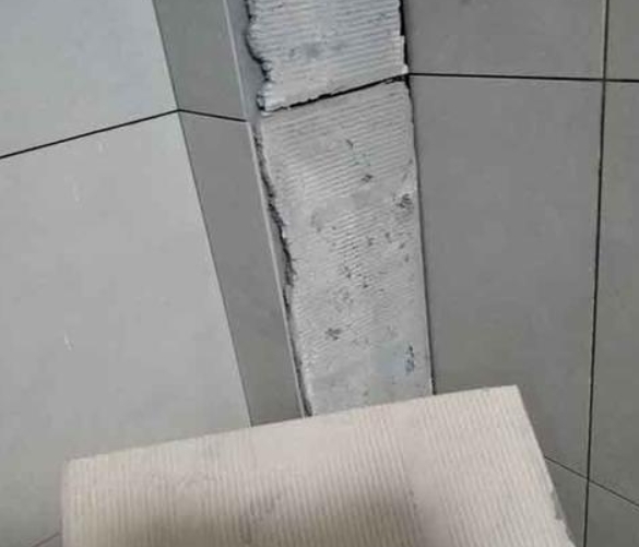 麻城瓷砖空鼓维修公司分享下厨房瓷砖脱落的补救措施。